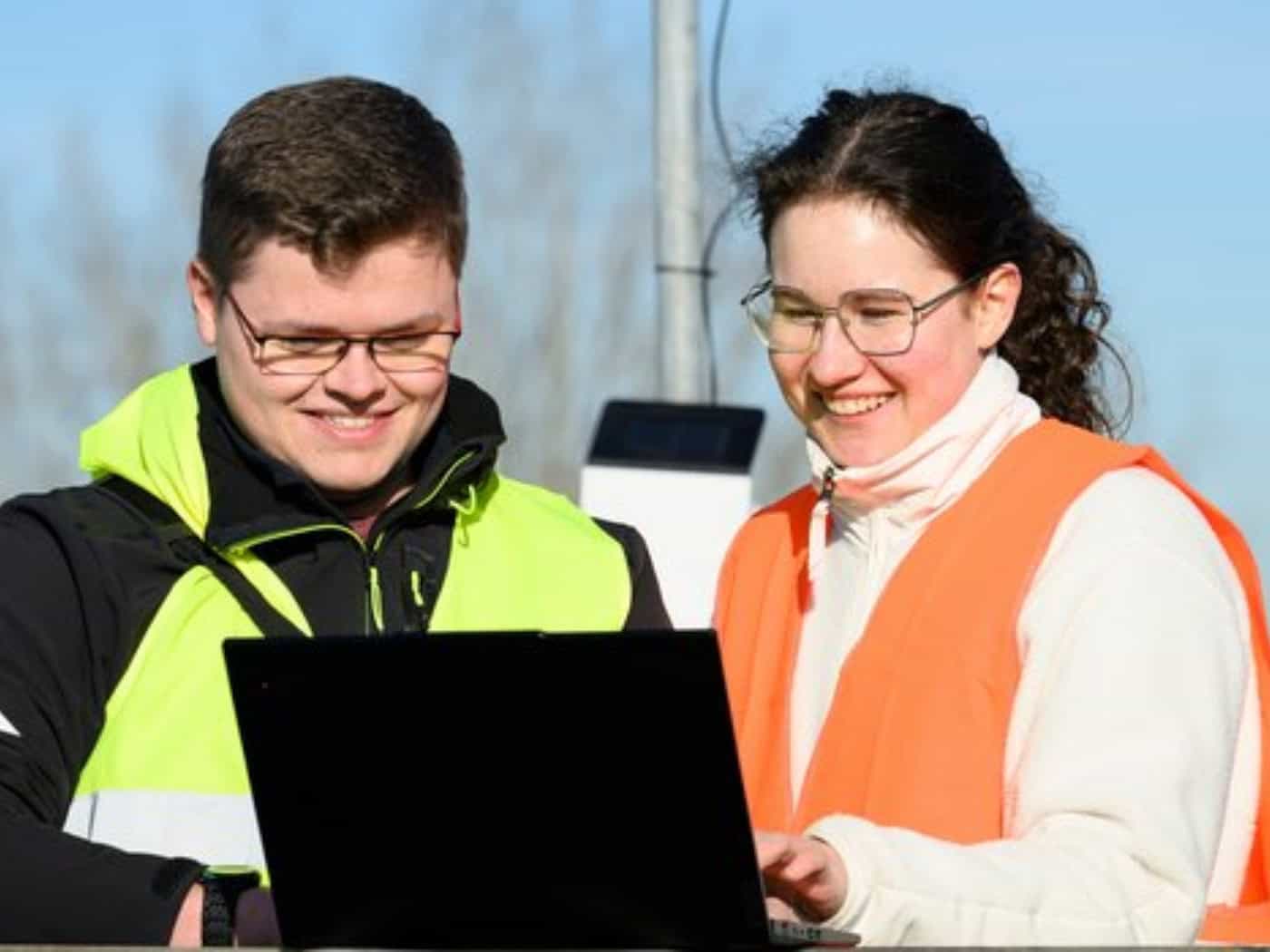 Forschen für erneuerbare Energie: Das MUBARES-Team der HTW Dresden testet auf dem des A-Gebäudes, wie viel Energie der Wind liefern kann. 