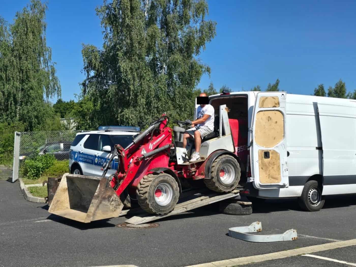 Gestohlener Muldenkipper an der Grenze sichergestellt