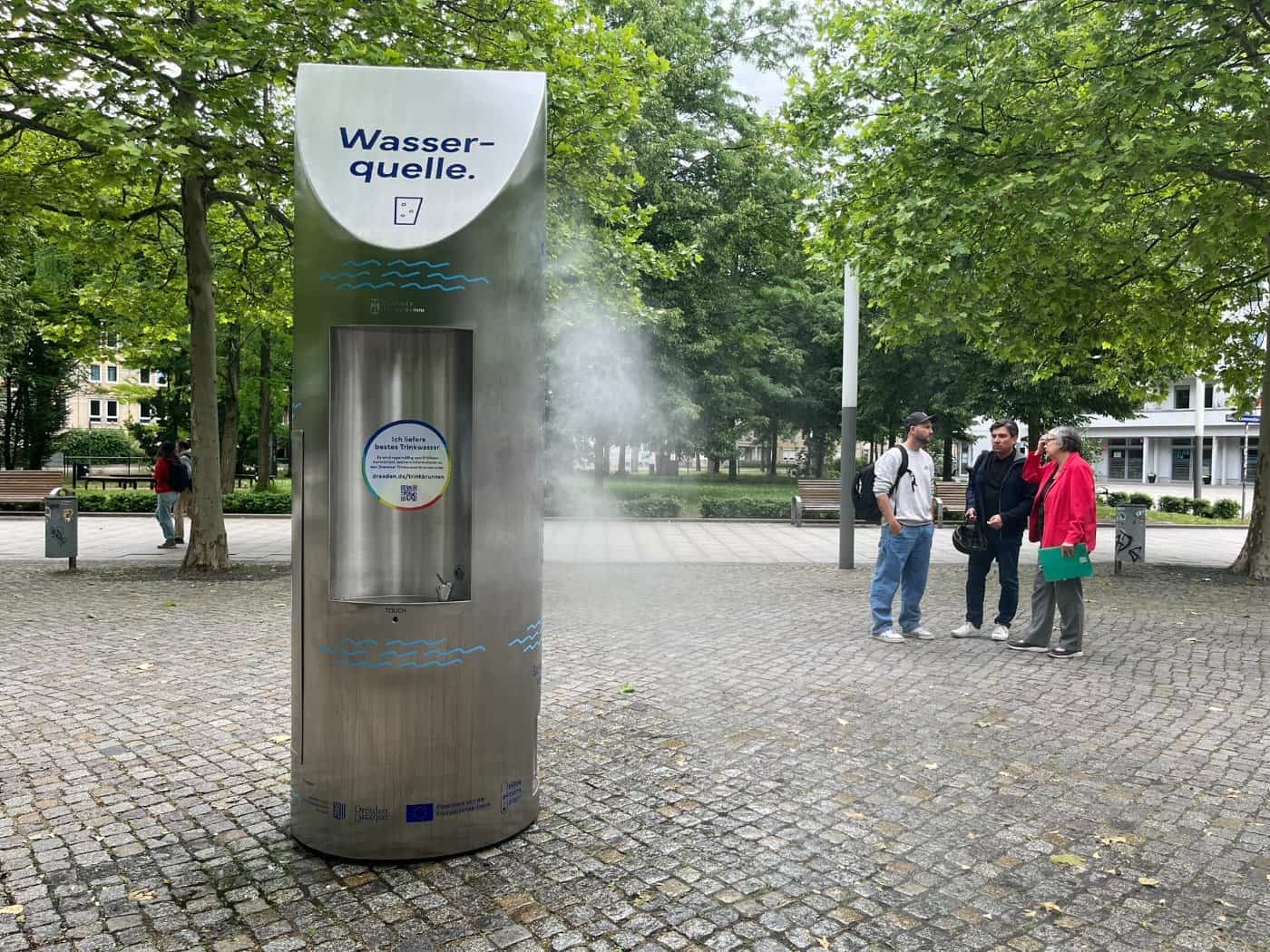 Die neue silberne Nebeldusche am Jorge-Gomondai-Platz in Dresden versprüht einen feinen Wassernebel.