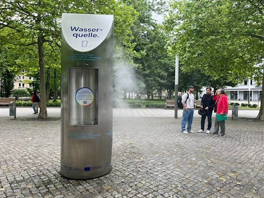 Die neue silberne Nebeldusche am Jorge-Gomondai-Platz in Dresden versprüht einen feinen Wassernebel.