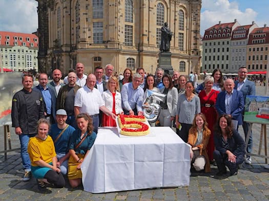 Das Team und Unterstützer des Palais Sommer feiern auf dem Dresdner Neumarkt das fünfjährige Jubiläum des Festivals an diesem Standort.