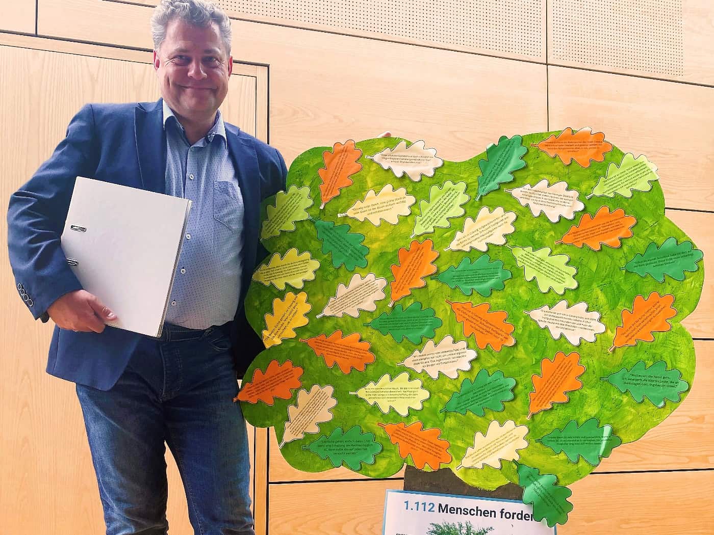 Coswiger Bürger übergeben Petition zum Erhalt der Wettineiche