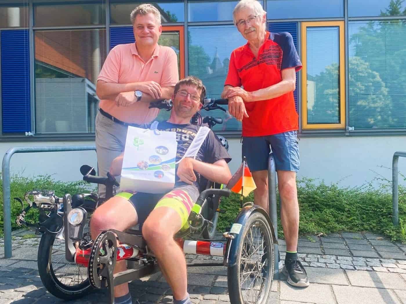 Vater und Sohn radeln aus Ravensburg nach Coswig