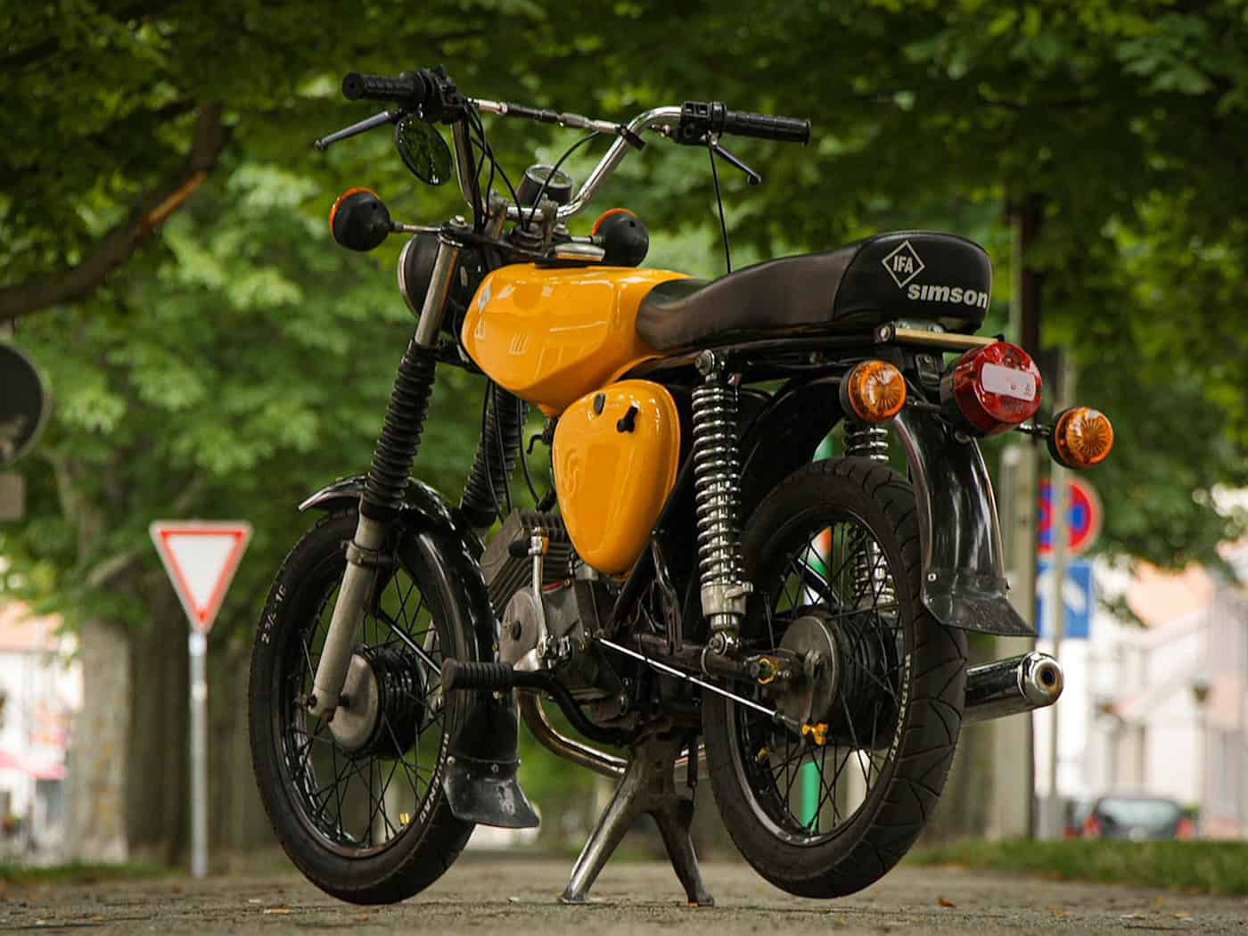 Transporterfahrer fährt weiter – Jugendliche stürzt mit Simson in Schönfeld