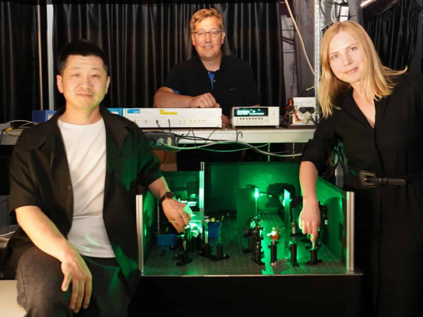 Maria Saladina, Carsten Deibel and Chen Wang (from right to left) are researching the solar cells of tomorrow at the Chair of Optics and Photonics of Condensed Matter at Chemnitz University of Technology. © Fabio Le Piane