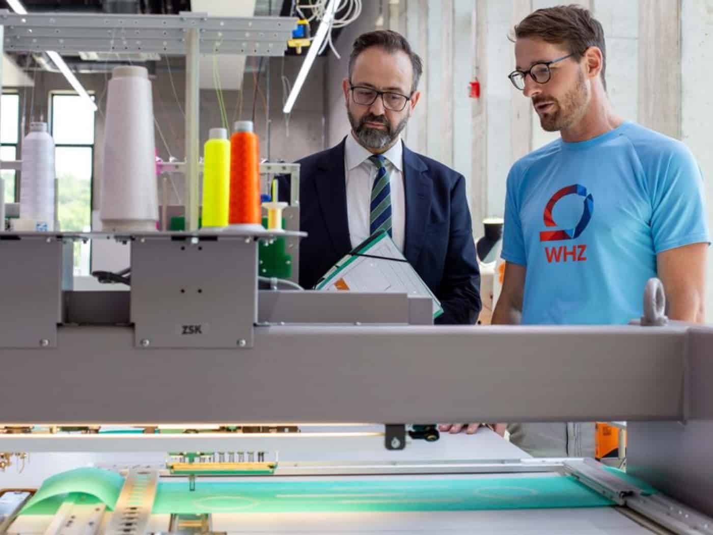 Sebastian Gemkow (l.) und Philipp Thiem an der Mehrkopfstickmaschine im neuen Technikum. Dort werden Ideen für nachhaltige Textilien entwickelt.