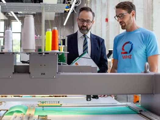 Sebastian Gemkow (l.) und Philipp Thiem an der Mehrkopfstickmaschine im neuen Technikum. Dort werden Ideen für nachhaltige Textilien entwickelt.