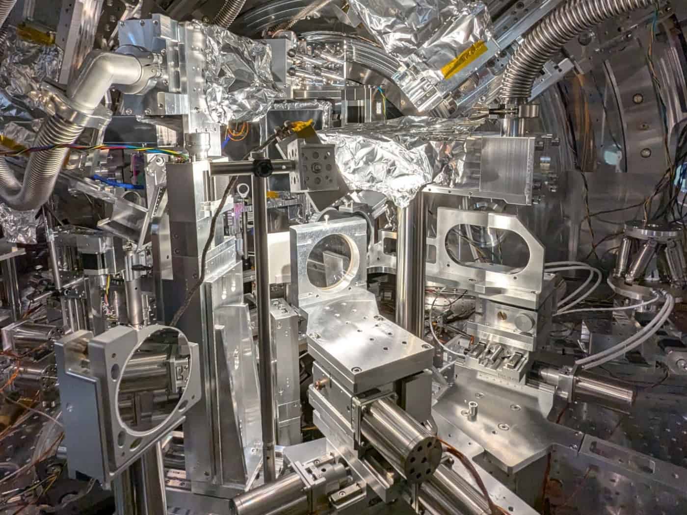 Hochpräzise Röntgentechnik am European XFEL machte sichtbar: Elektronen in warmer dichter Materie verhalten sich anders als erwartet.