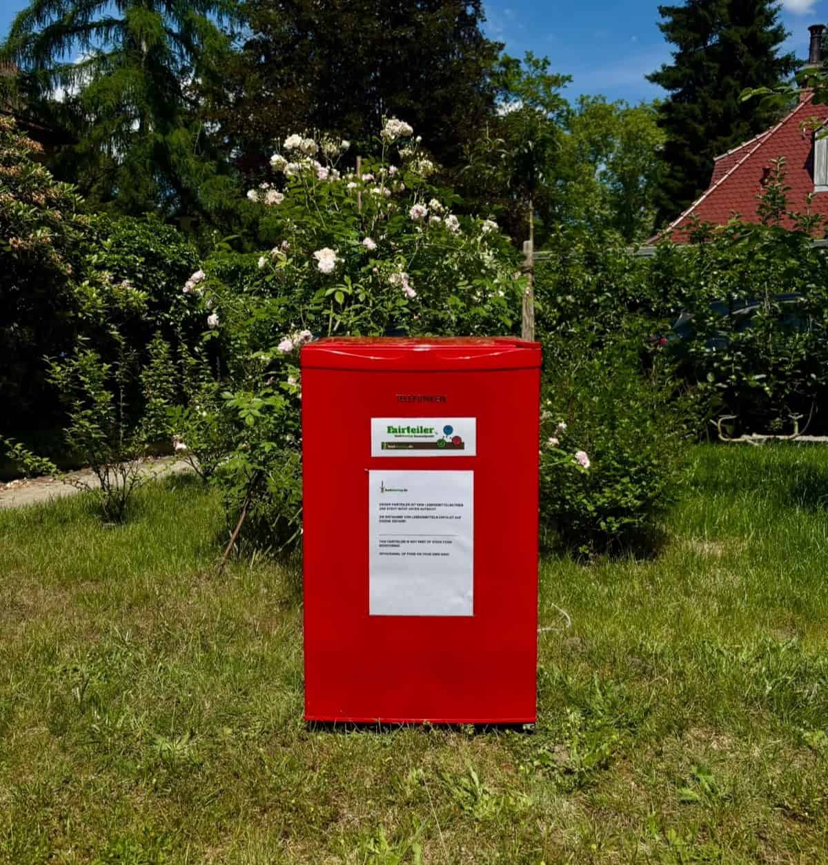Der Rote Fair-Teiler Kühlschrank im Garten der Bürgerstiftung Dresden