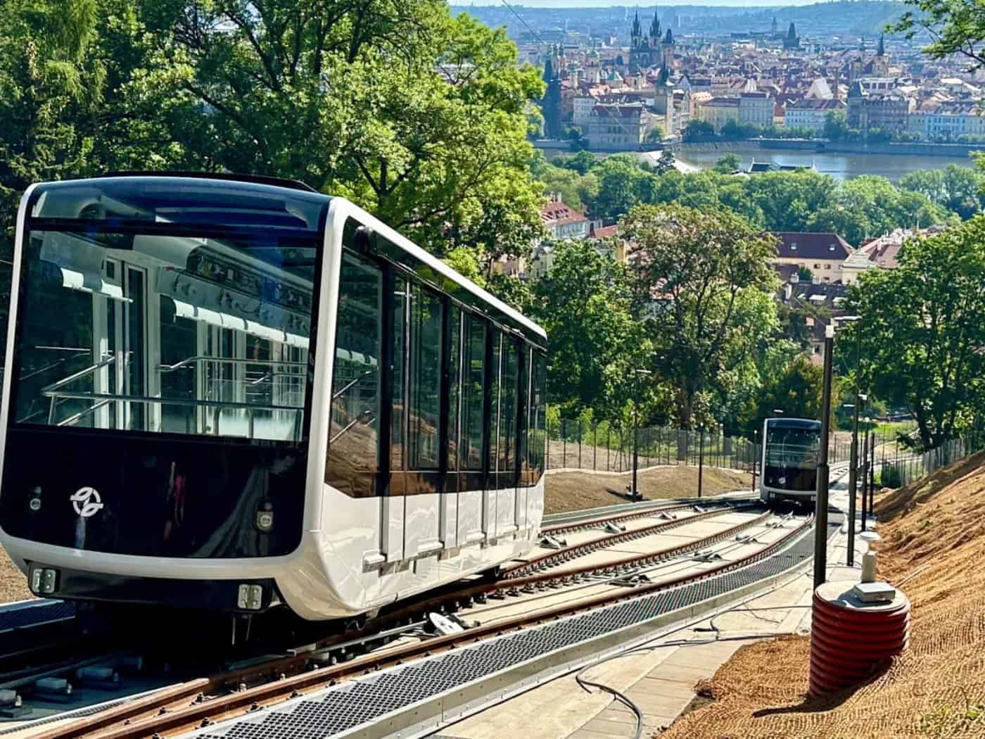 Prager Petřín-Seilbahn öffnet wieder – mit neuen Wagen und höherem Preis