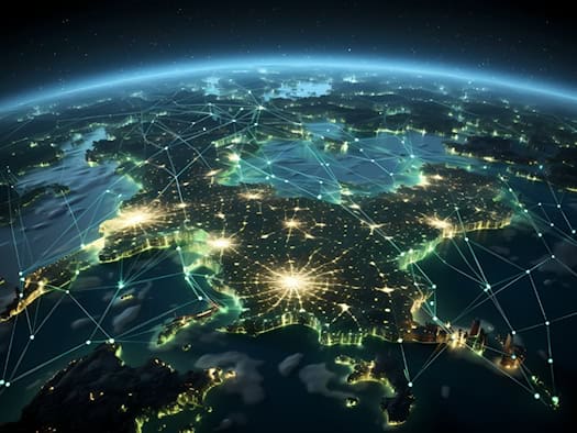 Nachtsatellitenaufnahme Europas mit leuchtenden Städten und einem überlagerten Netzwerk aus blauen Linien und Knotenpunkten, die digitale Vernetzung symbolisieren.