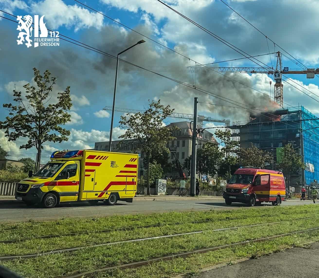 © Feuerwehr Dresden Dachstuhlbrand mit RTW und Einsatzleitwagen