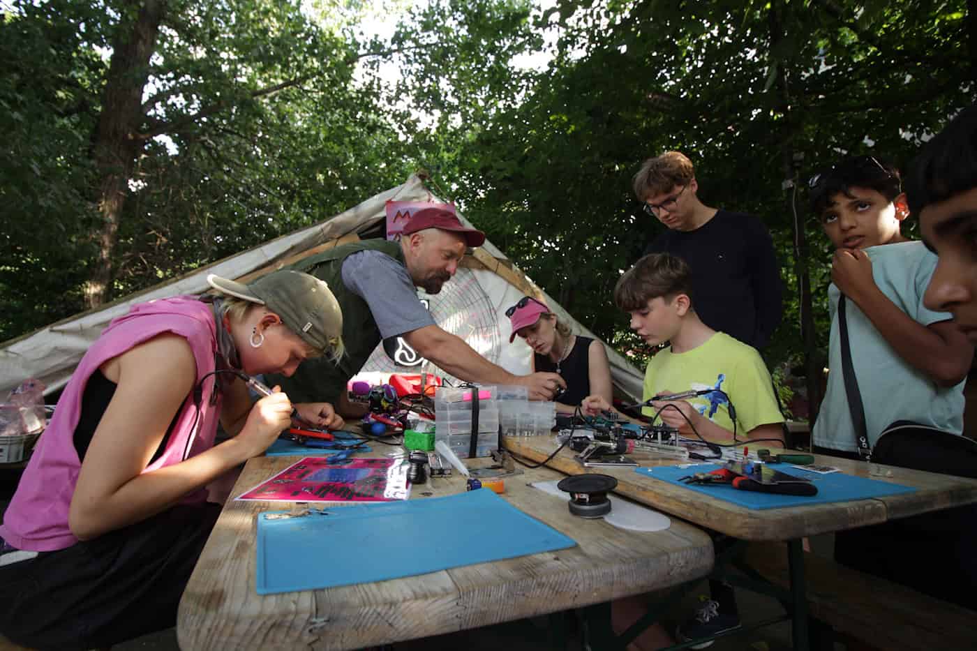 Jugendliche beim Löt-Workshop auf dem FOKUS Festival