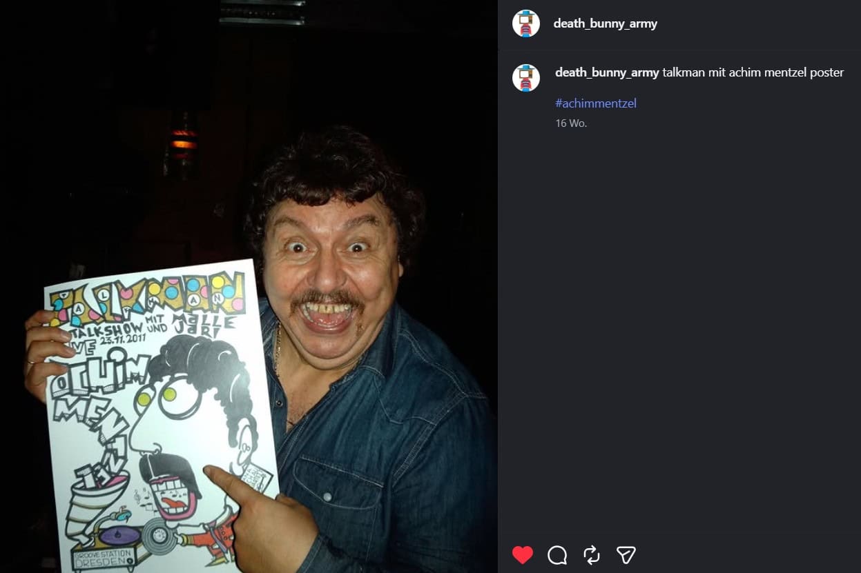 Achim Mentzel im Jahr 2011 mit einem Talkshow-Poster in der Dresdner Groovestation Der Entertainer Achim Mentzel blickt mit weit aufgerissenen Augen und lachend direkt in die Kamera. Er trägt ein blaues Jeanshemd und hält ein illustriertes Plakat für die Talkshow „Talkman“ in der Groove Station Dresden in den Händen.
