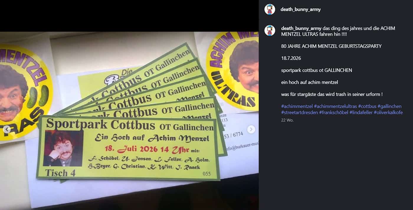 Eintrittskarten für die Achim-Mentzel-Geburtstagsshow und Aufkleber der Ultras Ein Fächer grüner Eintrittskarten für den Sportpark Cottbus mit der Aufschrift „Ein Hoch auf Achim Mentzel“ liegt auf einem Tisch. Daneben sind runde, gelbe Aufkleber mit dem Gesicht des Entertainers und zwei Gewürzgurken zu sehen.