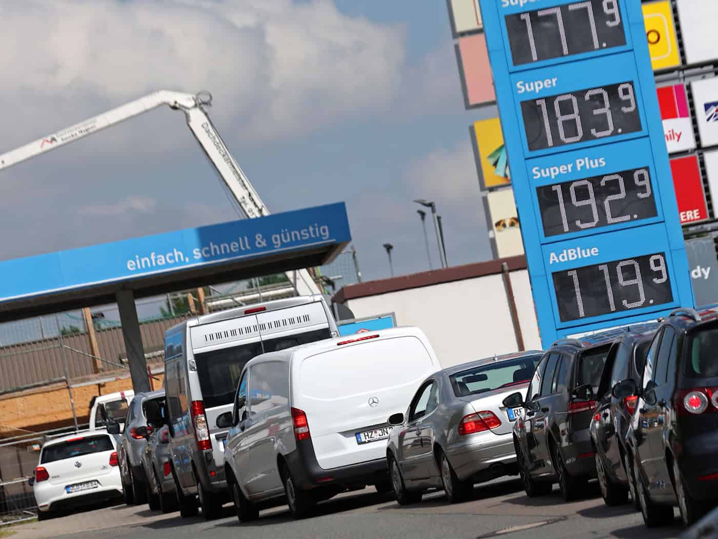 ADAC: Tanken abseits der Autobahn spart deutlich