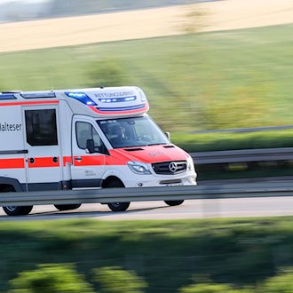 Auto erfasst E-Bike bei Lunzenau - Radfahrer stirbt