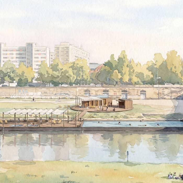 Aquarell-Illustration eines flachen Badeschiffs im Sommer, verankert an der Elbe nahe einer Brücke. Auf dem Schiff und am angrenzenden Uferbereich mit Sonnensegeln entspannen und baden zahlreiche Menschen. Im Hintergrund stehen Plattenbauten.