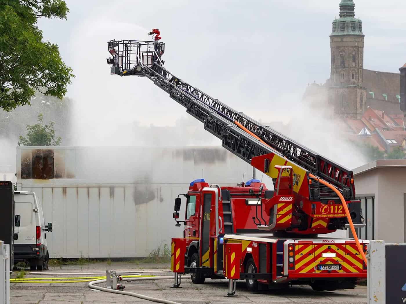 Bautzen: Löscharbeiten in Batteriespeicher dauern an