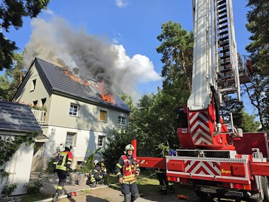 Dachbrand in Coswig: Feuerwehr verhindert Ausbreitung auf Innenräume 