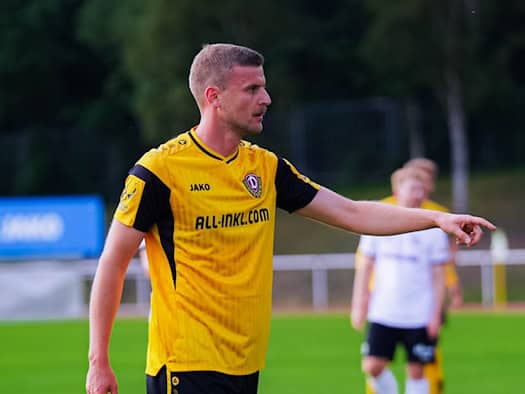 Christoph Daferner im Trikot von Dynamo Dresden während eines Testspiels. Der Stürmer zeigt mit ausgestrecktem Arm und spricht im Trainingslager über seine Zukunft bei der SGD sowie die jüngsten Wechselgerüchte.