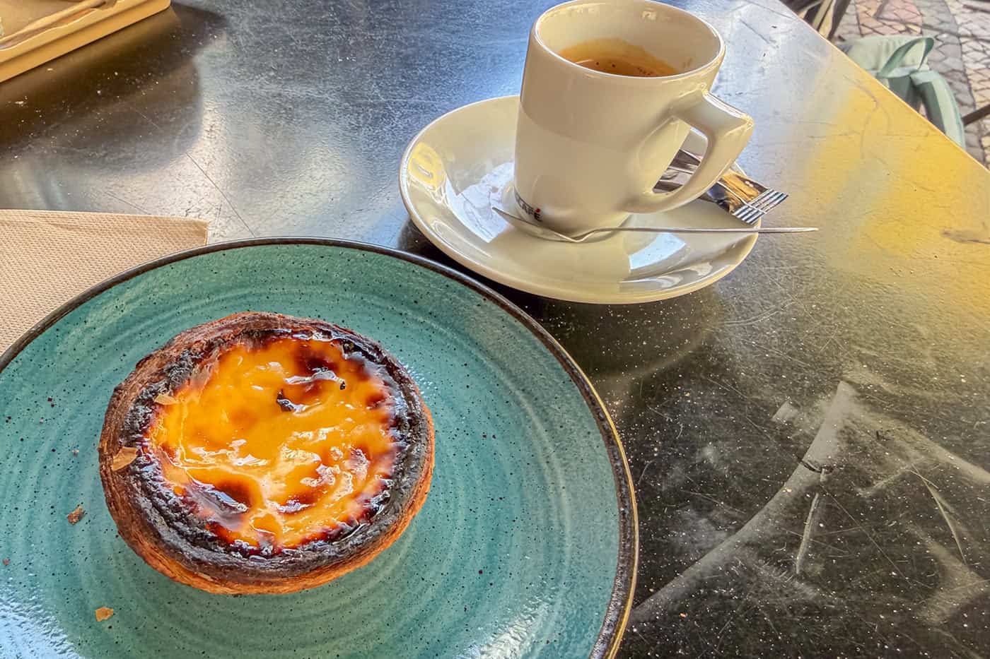Závěr vydatné snídaně s Pastel de Nata a espressem (Foto: Ulrich van Stipriaan)