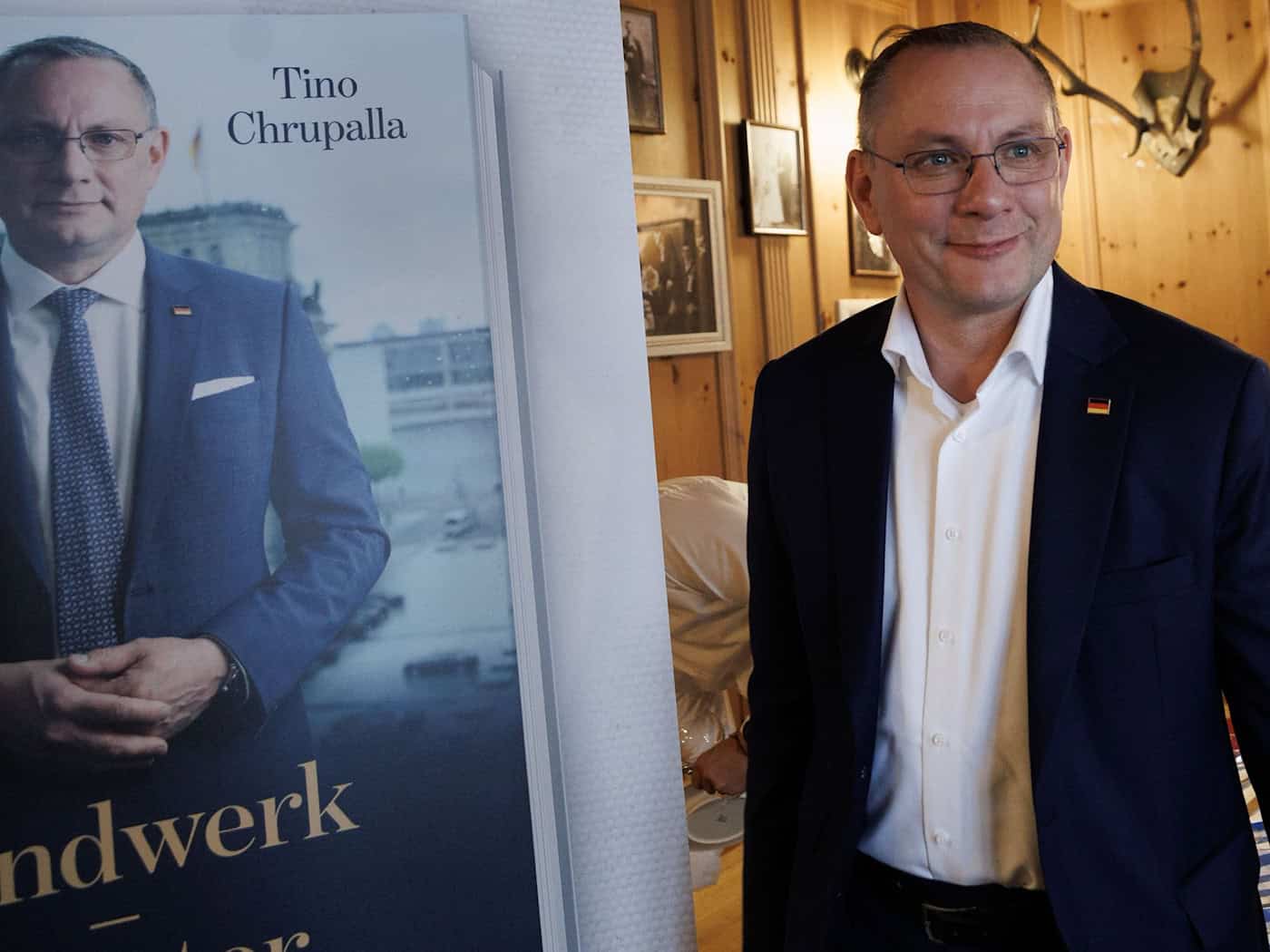 Chrupalla předstaja knihu a zakituje dwowny kónčk AfD