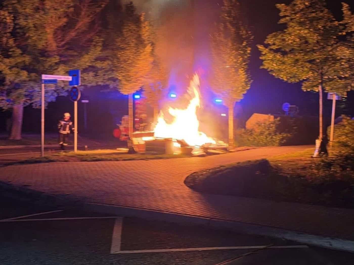 Feuerwehr löscht brennenden Sperrmüll in Radebeul
