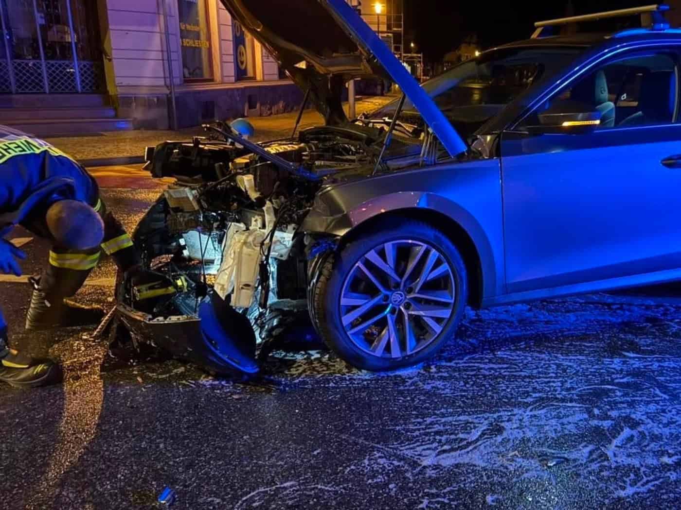 Zwei Autos stoßen zusammen: Feuerwehr Coswig im nächtlichen Einsatz