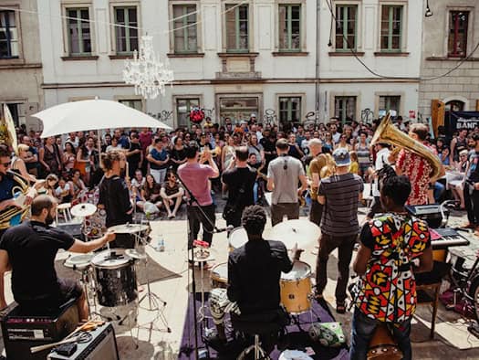 Die Dresdner Banda Internationale spielt zum Straßenfest Bunte Republik Neustadt. 