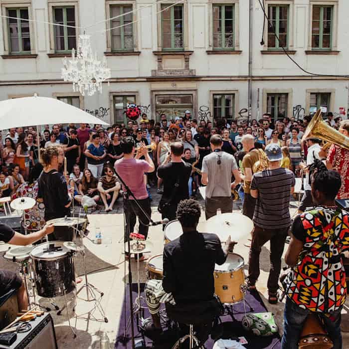Die Dresdner Banda Internationale spielt zum Straßenfest Bunte Republik Neustadt. 