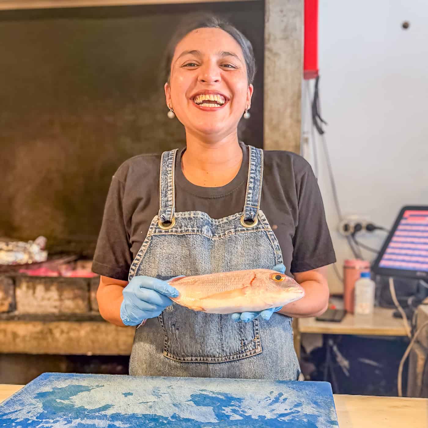 The cook and my bica (Photo: Ulrich van Stipriaan)