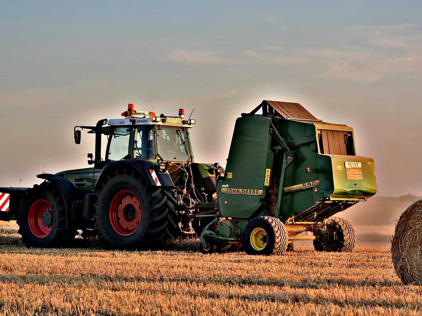 Ballenpresse und Traktor brennen bei Hauswalde aus