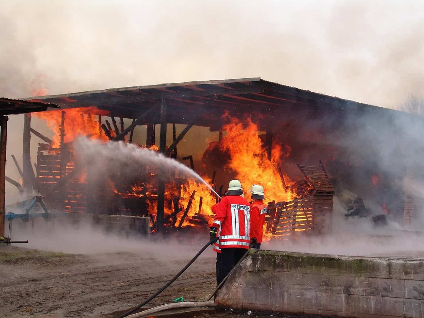 Feuer breitet sich in Hirschfelde auf Hof aus