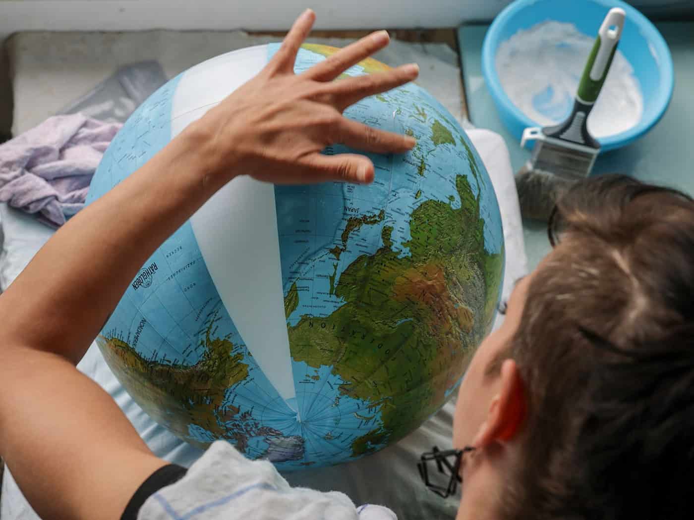 Globen-Manufaktur: Wo ein Millimeter die Welt verschiebt