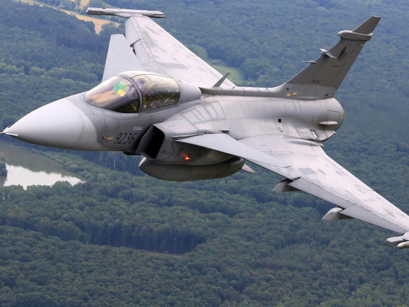 Kampfjets JAS-39 Gripen überfliegen am Mittwoch Prag