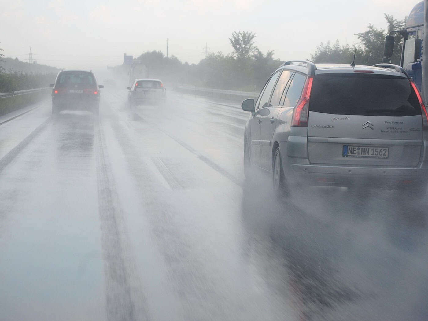 Aquaplaning führt zu schwerem Unfall auf der B 6