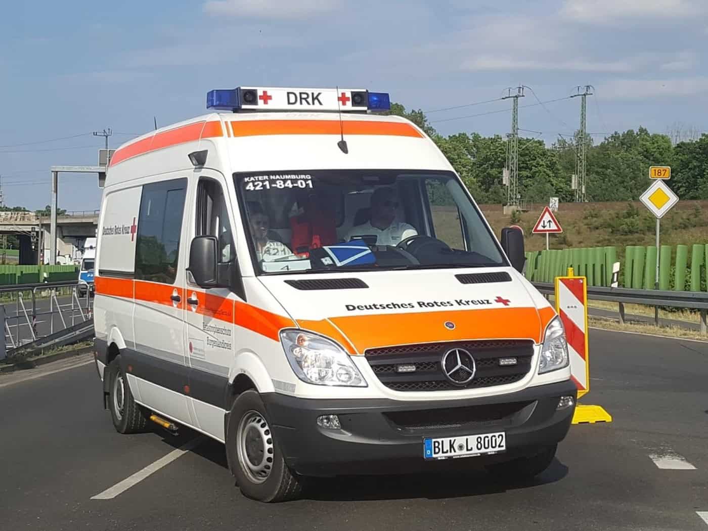 Mercedes prallt bei Thiendorf gegen Baum