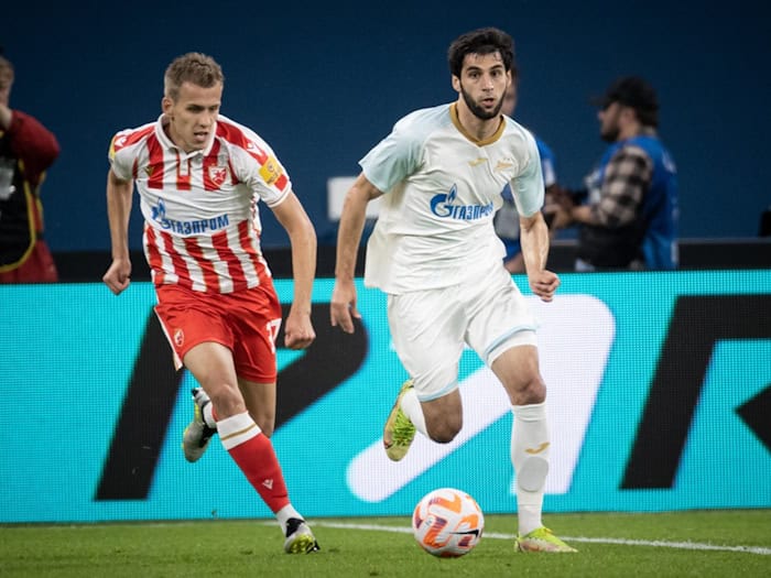 Vladimir Lucic von Roter Stern Belgrad im Zweikampf. Der Flügelspieler steht vor einem Wechsel zu Dynamo Dresden.