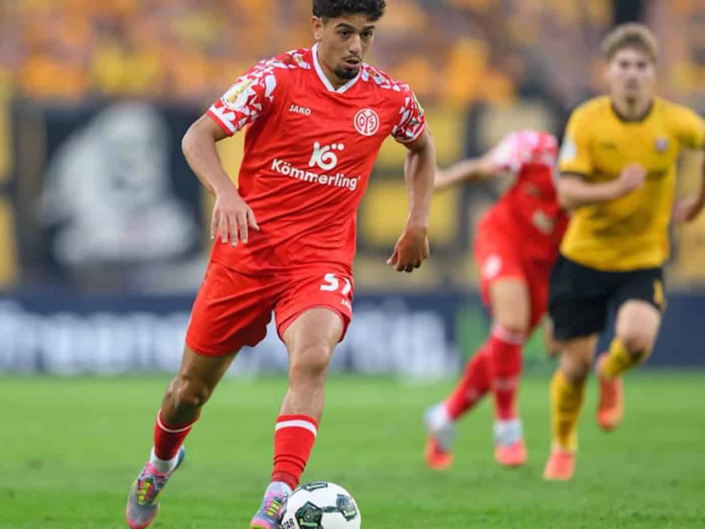 Ben Bobzien im Trikot des 1. FSV Mainz 05 am Ball während eines Spiels gegen Dynamo Dresden.