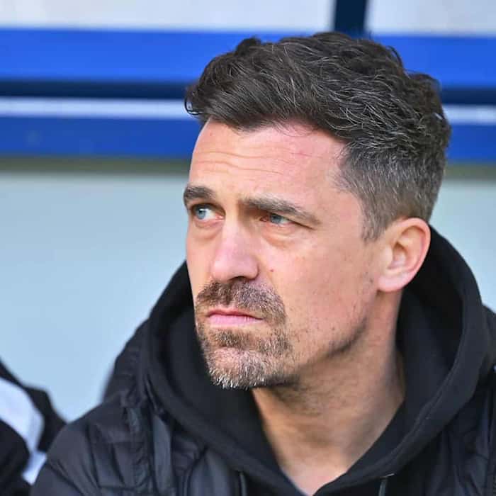 Thomas Stamm, Trainer von Dynamo Dresden, vor dem Zweitliga-Saisonstart auf der Trainerbank.
