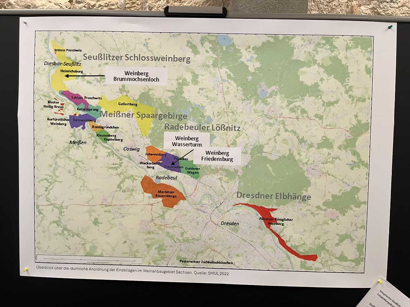 Eine farbige Landkarte zeigt die räumliche Anordnung der Einzellagen im Weinanbaugebiet Sachsen entlang der Elbe, unterteilt in Regionen wie Radebeuler Lößnitz und Meißner Spargebirge.