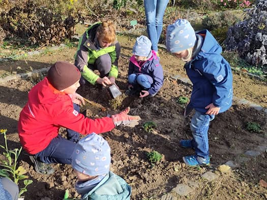 Vereinsarbeit im Kräutergarten