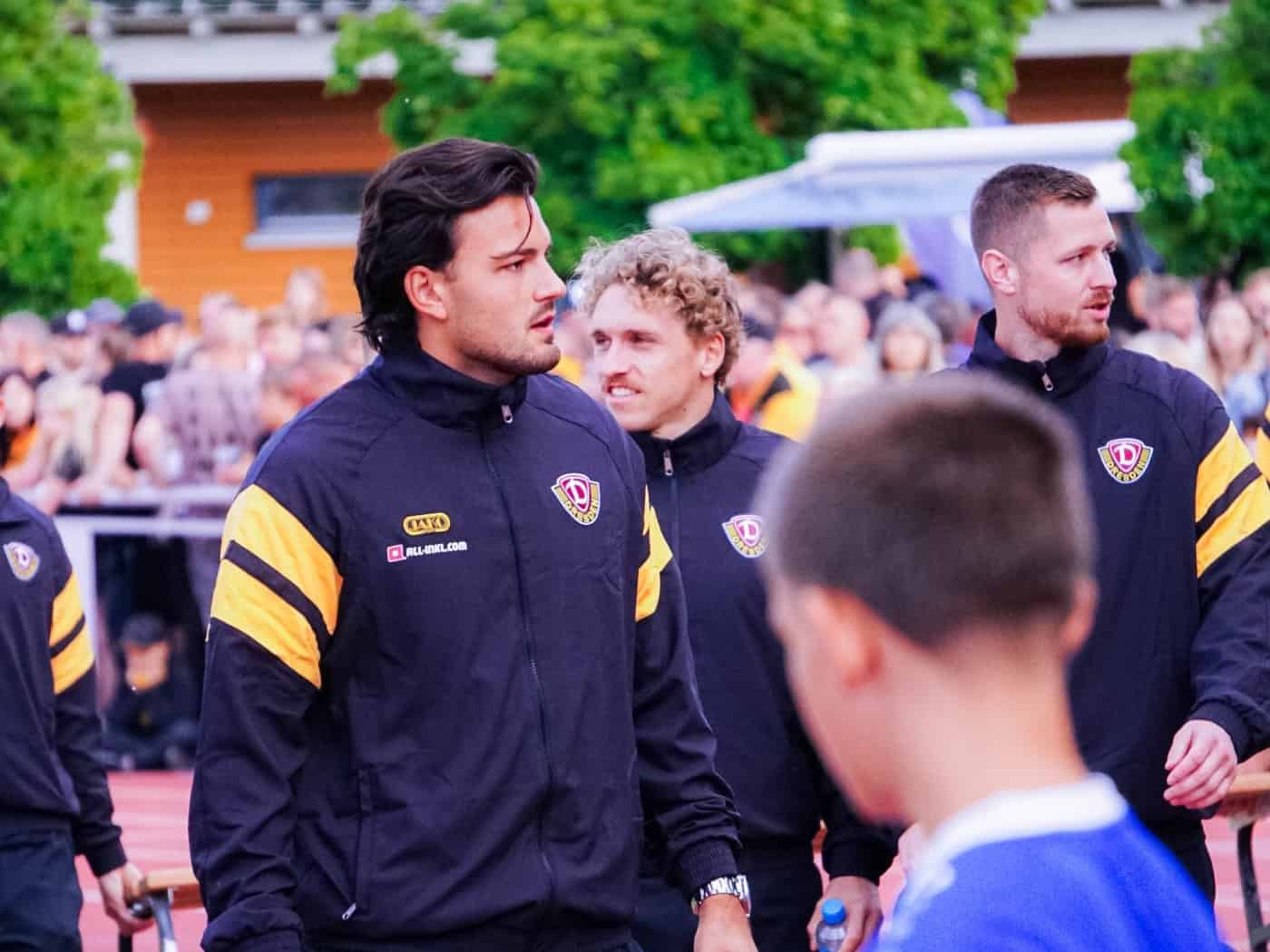 Tim Schreiber und Lennart Grill vor dem Testspiel von Dynamo Dresden gegen Budissa Bautzen während der Saisonvorbereitung 2026/27.