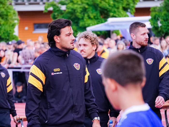 Tim Schreiber und Lennart Grill vor dem Testspiel von Dynamo Dresden gegen Budissa Bautzen während der Saisonvorbereitung 2026/27.