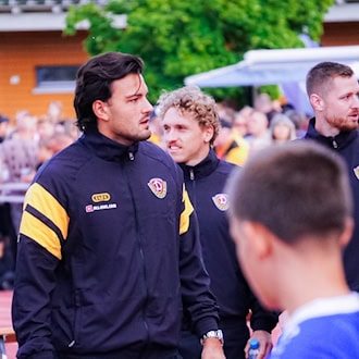 Tim Schreiber und Lennart Grill vor dem Testspiel von Dynamo Dresden gegen Budissa Bautzen während der Saisonvorbereitung 2026/27.