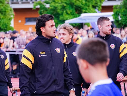 Tim Schreiber und Lennart Grill vor dem Testspiel von Dynamo Dresden gegen Budissa Bautzen während der Saisonvorbereitung 2026/27.