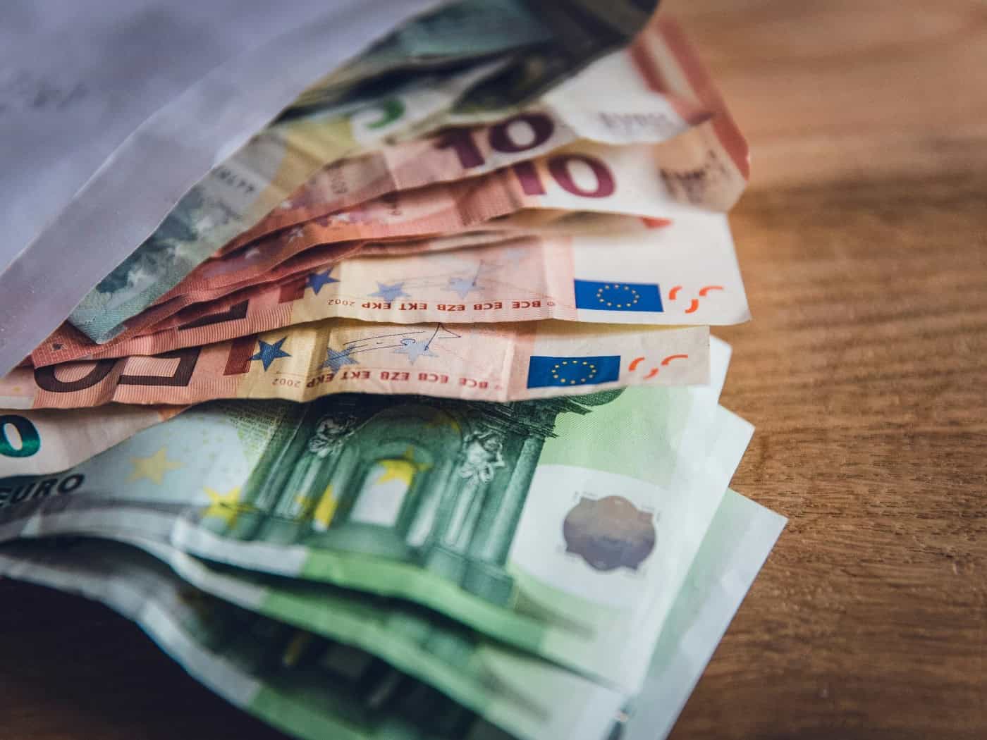 Euroscheine auf Holztisch
