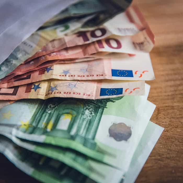 Euroscheine auf Holztisch