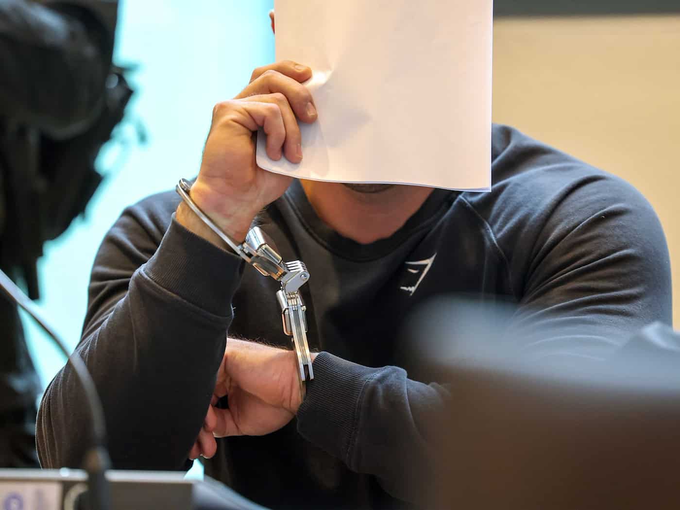 Mordversuch an Polizisten? - Angeklagter gibt Steinwurf zu
